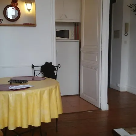 Center Twin Bedroom *