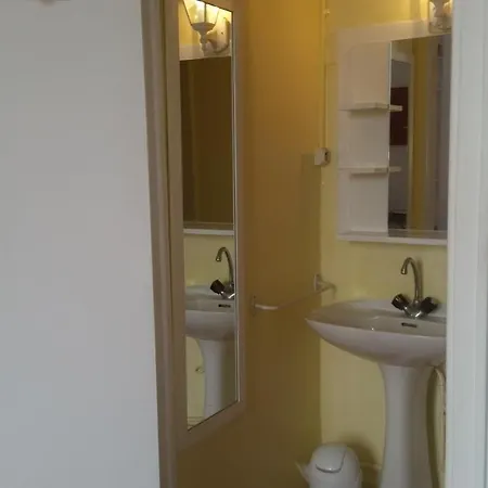 Center Twin Bedroom *